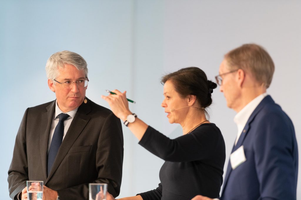 Moderation einer Diskussion zum Thema Erdbeobachtung beim Moderation einer Diskussion zum Thema Erdbeobachtung beim