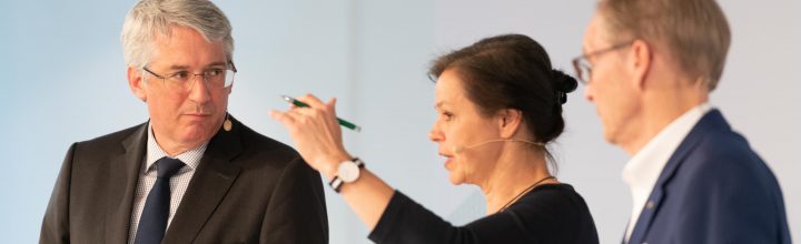 Moderation einer Diskussion zum Thema Erdbeobachtung beim